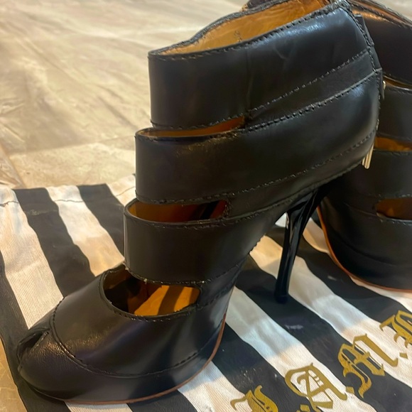 L.A.M.B - Picture 1 of 8